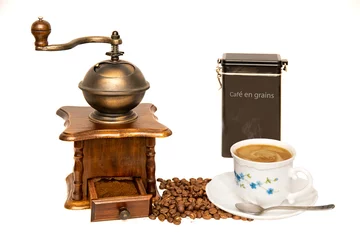 Rolgordijnen Koffiebar vintage koffiemolen met kopje koffie en bonen witte achtergrond