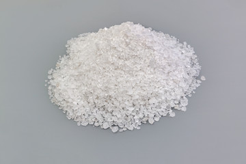 Fototapeta na wymiar large crystals rock white salt on a gray background