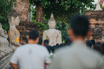 Obraz premium Wat Yai Chaimongkol Buddhist temple on Asahna Bucha Day. 