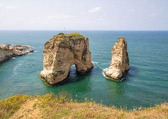 Fototapeta premium Bejrut, Liban - prawdopodobnie najpopularniejszy punkt orientacyjny w Bejrucie, skały Raouché to wspaniałe miejsce odwiedzane codziennie przez tysiące turystów