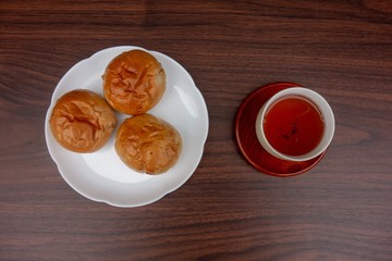 クルミの入ったパンとほうじ茶