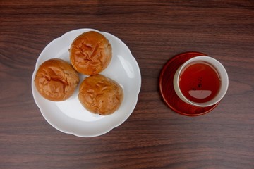 クルミの入ったパンとほうじ茶