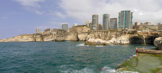 Obraz premium Bejrut, Liban - prawdopodobnie najpopularniejszy punkt orientacyjny w Bejrucie, skały Raouché to wspaniałe miejsce odwiedzane codziennie przez tysiące turystów
