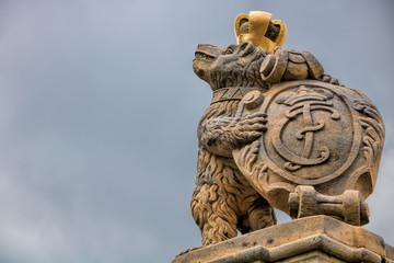 bernburg, deutschland - wappentier und wahrzeichen am eingang vom schloss