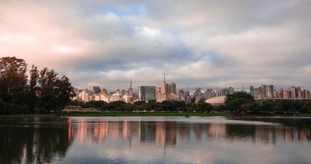 Fototapeta na wymiar Sao Paulo/Brazil: Ibirapuera park, fountains, cityscape
