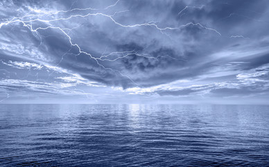 Fototapeta premium Lightning strikes between stormy clouds and sea