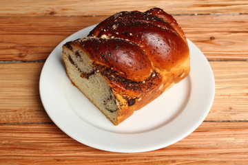 Yeast cake with poppy seed