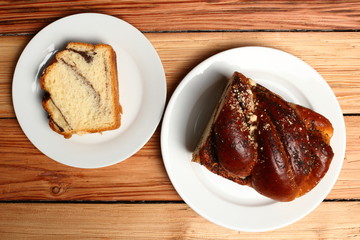 Yeast cake with poppy seed