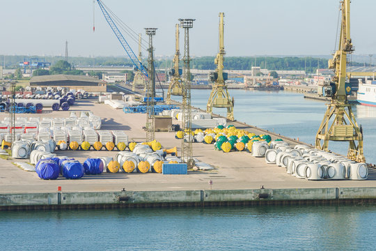 Einzelteile der Windräder liegen im Hafen zur Verschiffung bereit