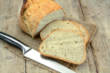 pain tranché sur une table en bois