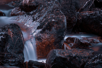 Wasserfall im wald - 317984763