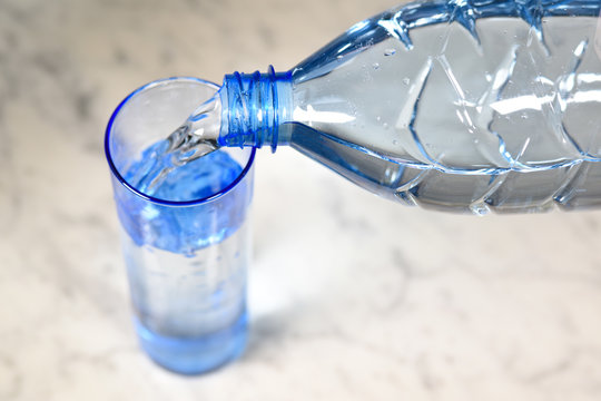 eau minerale bouteille plastique recyclage