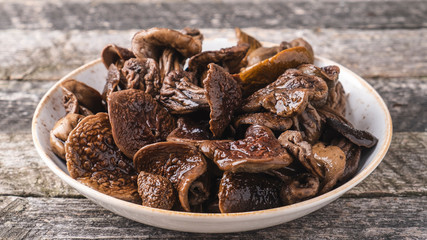 Boild white mushrooms on a plate.