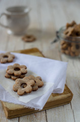 Biscotti a fiore sopra un libro