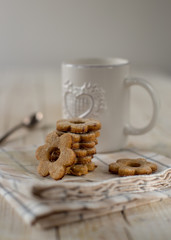 Biscotti a forma di fiore con tazza bianca