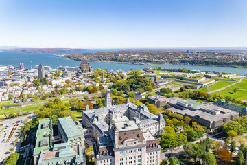 Naklejka premium Quebec City, panorama miasta z rzeką Saint-Laurent w tle