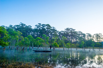 Obraz premium no face, the men row the boat in Da lat, viet nam