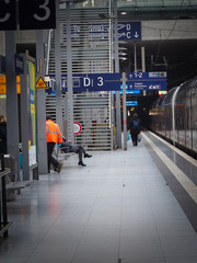 Bahnsteig mit Menschen 