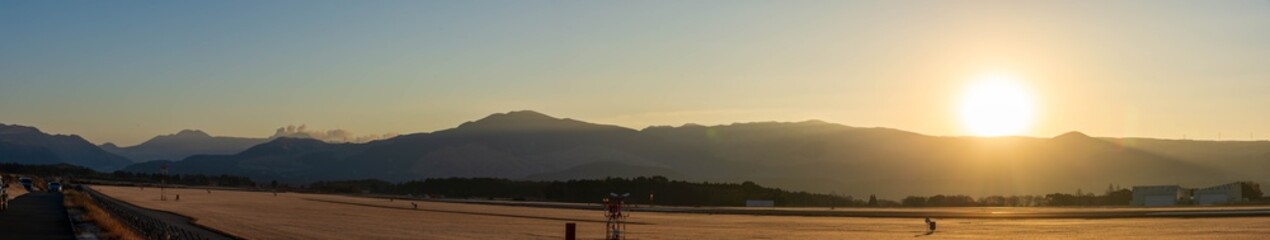 Obraz na płótnie Canvas 初日の出 　2020年1月1日 元日 熊本空港　First sunrise　January 1, 2020　 New Year's Day 　Kumamoto Airport