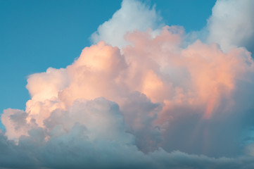 夕日で焼けた夕焼け雲と青空と彩雲