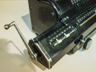 Alte mechanische Rechenmaschine robust und für alle Rechenaufgaben geeignet. Jahrelang von einer Buchhalterin verwendet