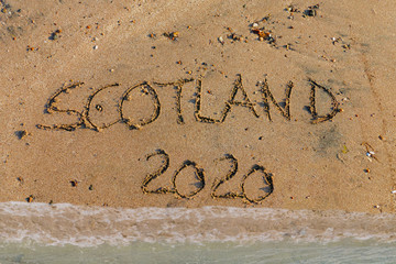 Das Wort Scotland 2020 in den Sand geschrieben 