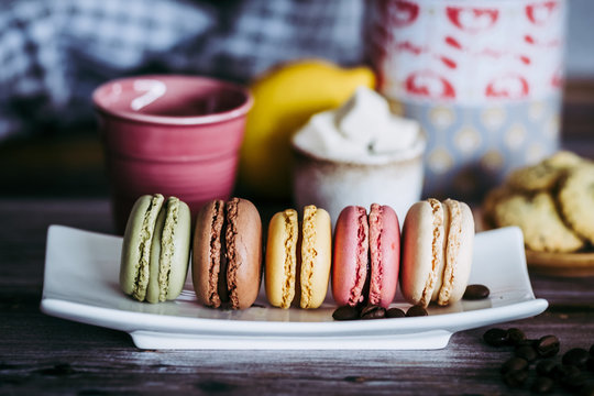 Assortiment de macarons color&eacute;s aux parfums divers