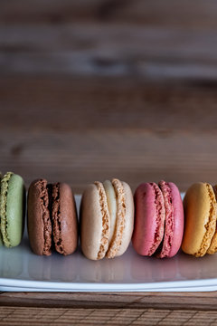 Assortiment de macarons color&eacute;s aux parfums divers