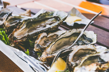 Assiette d'huitres avec citron