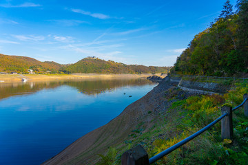 Edersee Talsperre mit niedrig Wasser im Herbst 2019