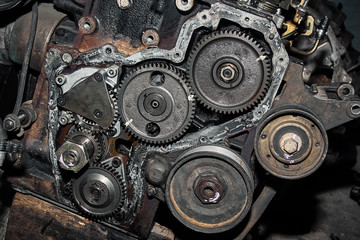 Engine block, distribution and gear crowns exposed for repair. - obrazy, fototapety, plakaty