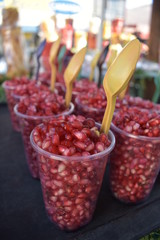Granada dulce fruta de venta en vaso 