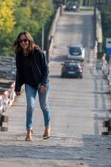 BELLA MODELLA FOTO CASUAL SU PONTE LEVATOIO