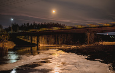 Most na zamarźnietej rzece w nocy © Dreamnordno