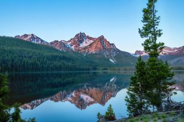 Stanley Lake en McGown Peak in de buurt van Stanley Idaho