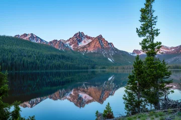 Abwaschbare Fototapete Blauer Himmel Stanley Lake und McGown Peak in der Nähe von Stanley Idaho