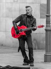 Strassenmusiker Tom sw coloriert