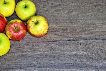 Red and green fresh apple fruit on the wood table.