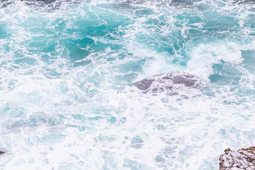 Obraz premium Ocean coast, moviment waves with foam.