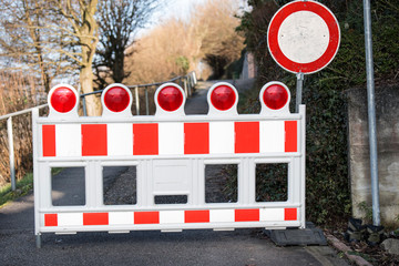 Absperrung eines Weges mit einer Verkehrsbarke mit Schild Durchfahrt verboten