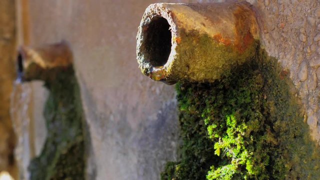 Boca de ca&ntilde;o cer&aacute;mico de fuente goteando en c&aacute;mara lenta