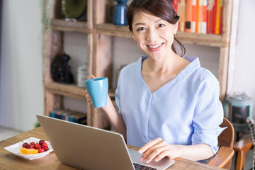 部屋でラップトップコンピューターを見る女性