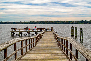 Obraz premium People fishing from Potomac River Wharf