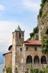 Fototapeta na wymiar Italie - Lombardie - Leggiuno - Ermitage Sainta Caterina del Sasso