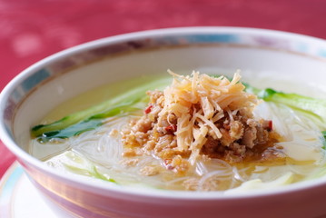 しょうがとひき肉が乗ったあっさりヘルシーな春雨拉麺