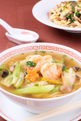 出来立てアツアツのエビの乗った海鮮ラーメン