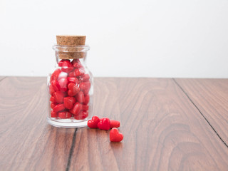 Frasco con dulces en forma de corazones. El amor, que cura