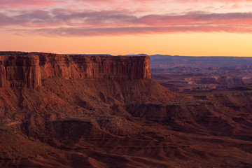 Fototapeta premium Sunset over Mesa Cliff at Green River Overlook, Canyonlands National Park