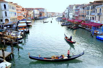 Fototapeta na wymiar The view of boats and building by Rialto Bridge in Venice, Italy
