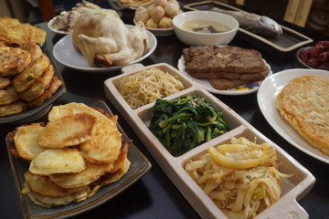 맛있는 음식이 차려진 제사상